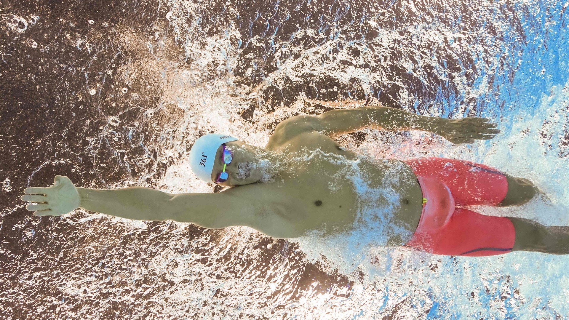 全黑队通过高压防守与迅速反击,将比赛节奏掌控在手中,全黑队战舞