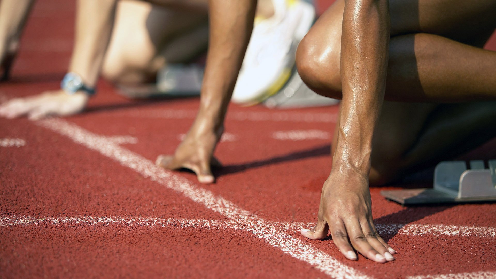 教练鼓励年轻球员大胆尝试在实战中寻找成长与突破机会，教练的鼓励使我更加自信